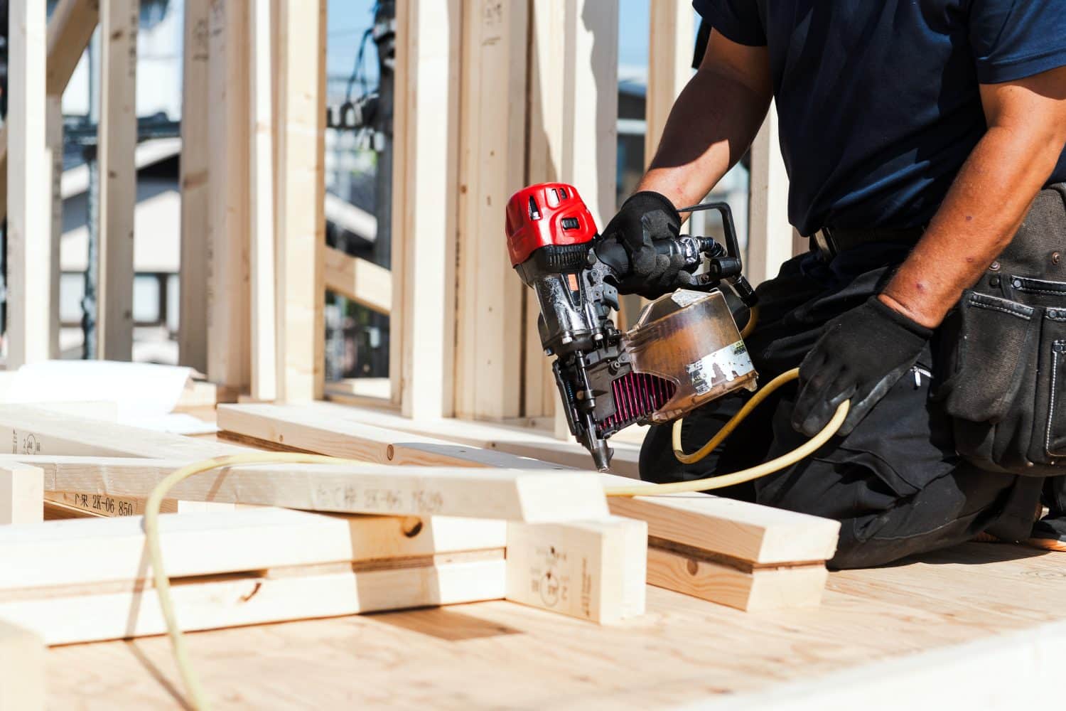 大工職人の作業イメージ　株式会社リアワークス